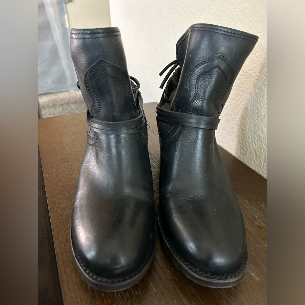 EUC Freebird short boot size 10